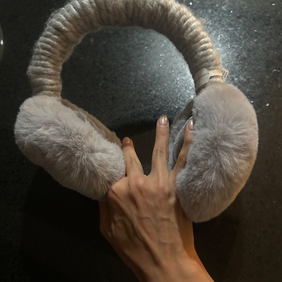 Earmuffs - Picture 2 of 4